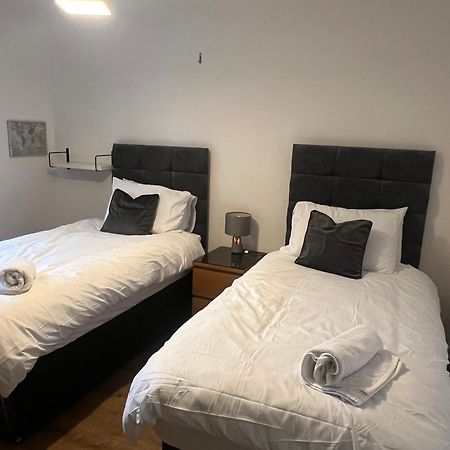 Home Away From Home: Cozy Two Bedroom Apartment Banbury Bagian luar foto