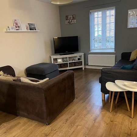 Home Away From Home: Cozy Two Bedroom Apartment Banbury Bagian luar foto