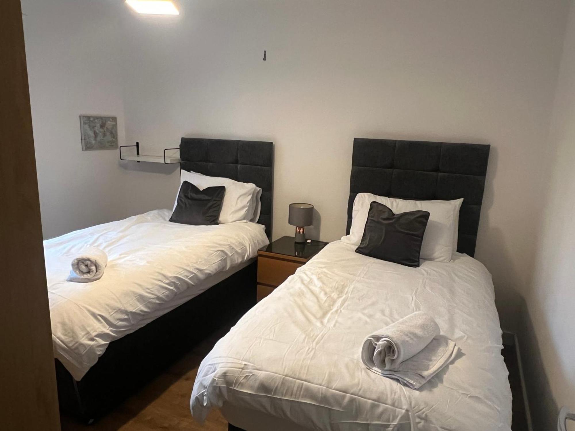 Home Away From Home: Cozy Two Bedroom Apartment Banbury Bagian luar foto
